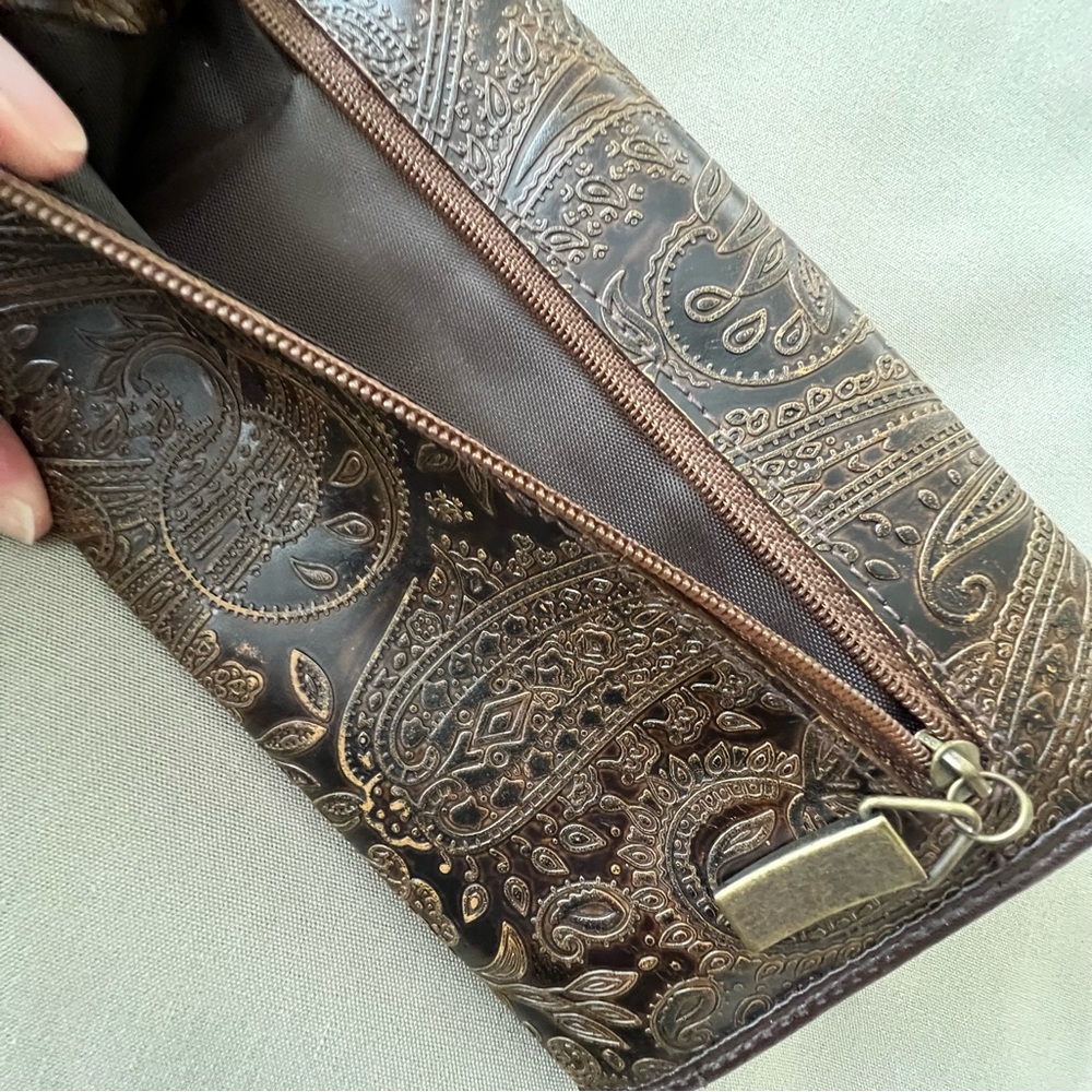 Relic Brown Paisley Tooled Embossed Tri-Fold Clutch Wallet - Picture 2 of 9